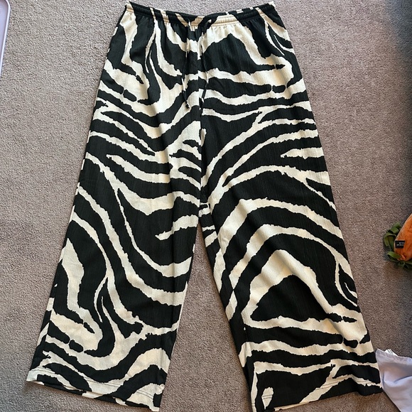 H&M Black & white zebra print wide leg pants - Picture 6 of 7